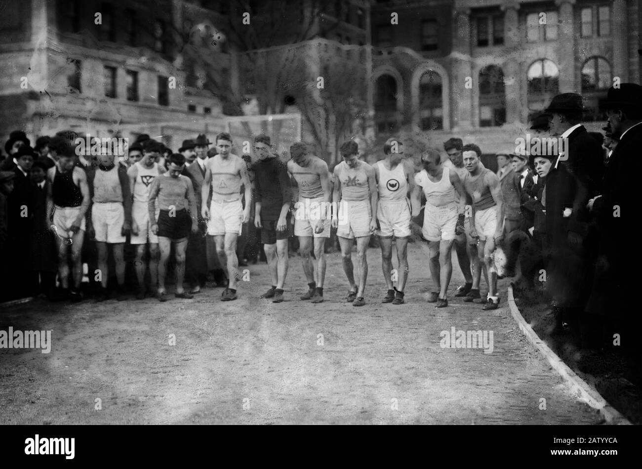 Start 10 Meilen Rennen -- Kol. U. ca. 1910-1915 - Wahrscheinlich Columbia University Stockfoto