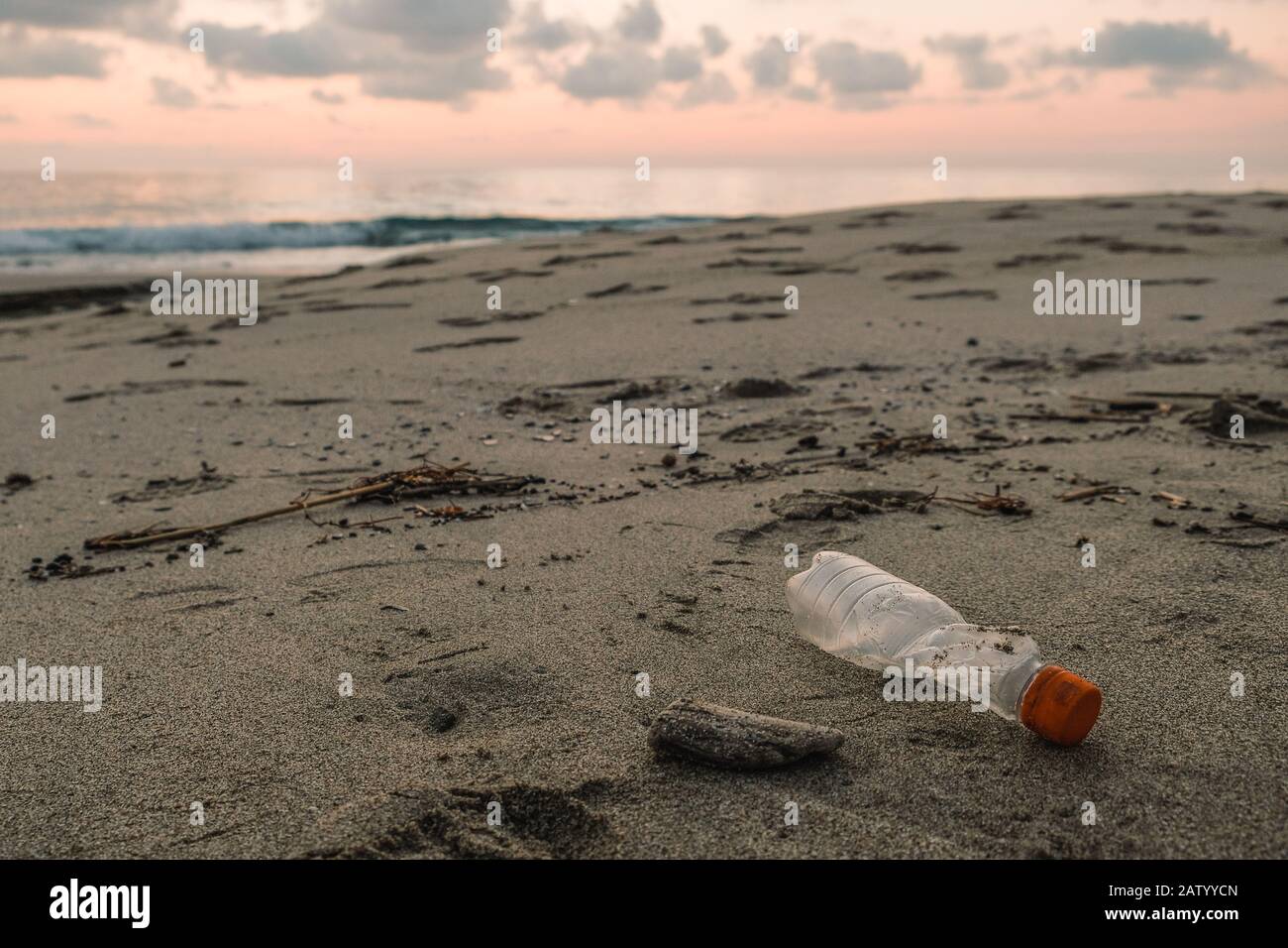 Plastikflaschenabfälle an der wilden Meeresküste, Sonnenuntergang, Planet Save, cilento italien Stockfoto
