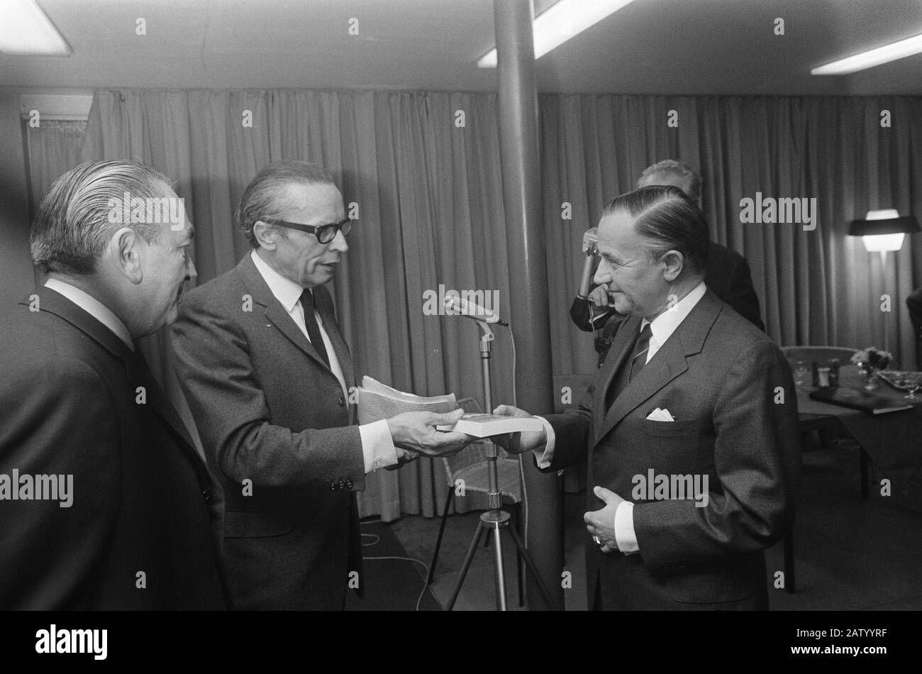 Premierminister De Jong erhält Henk Kersting (Vorsitzender der ausländischen Presse comp.) Buch-Prozess Und Fehler von H. M. Bleich gebrochen. Datum: 19.November 1969 Personenname: De Bussy, H. M. Bleich, Henk Kersting Stockfoto