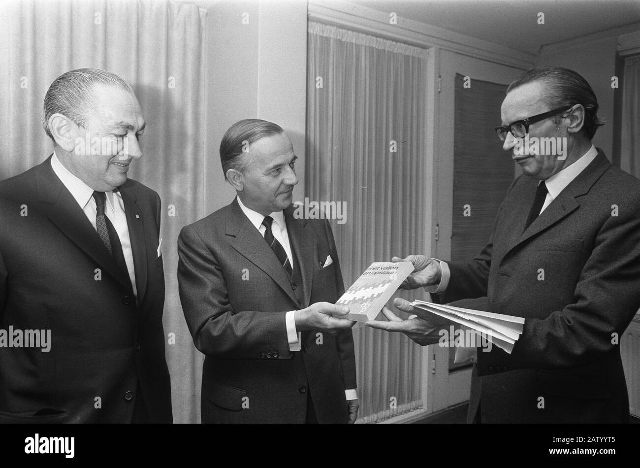 Premierminister De Jong erhält Henk Kersting (Vorsitzender der ausländischen Presse comp.) Buch-Resurrect-Prozess und Fehler HM Bleich, Datum: 19. November 1969 Personenname: The Bussy, HM Bleich, Henk Kersting Stockfoto