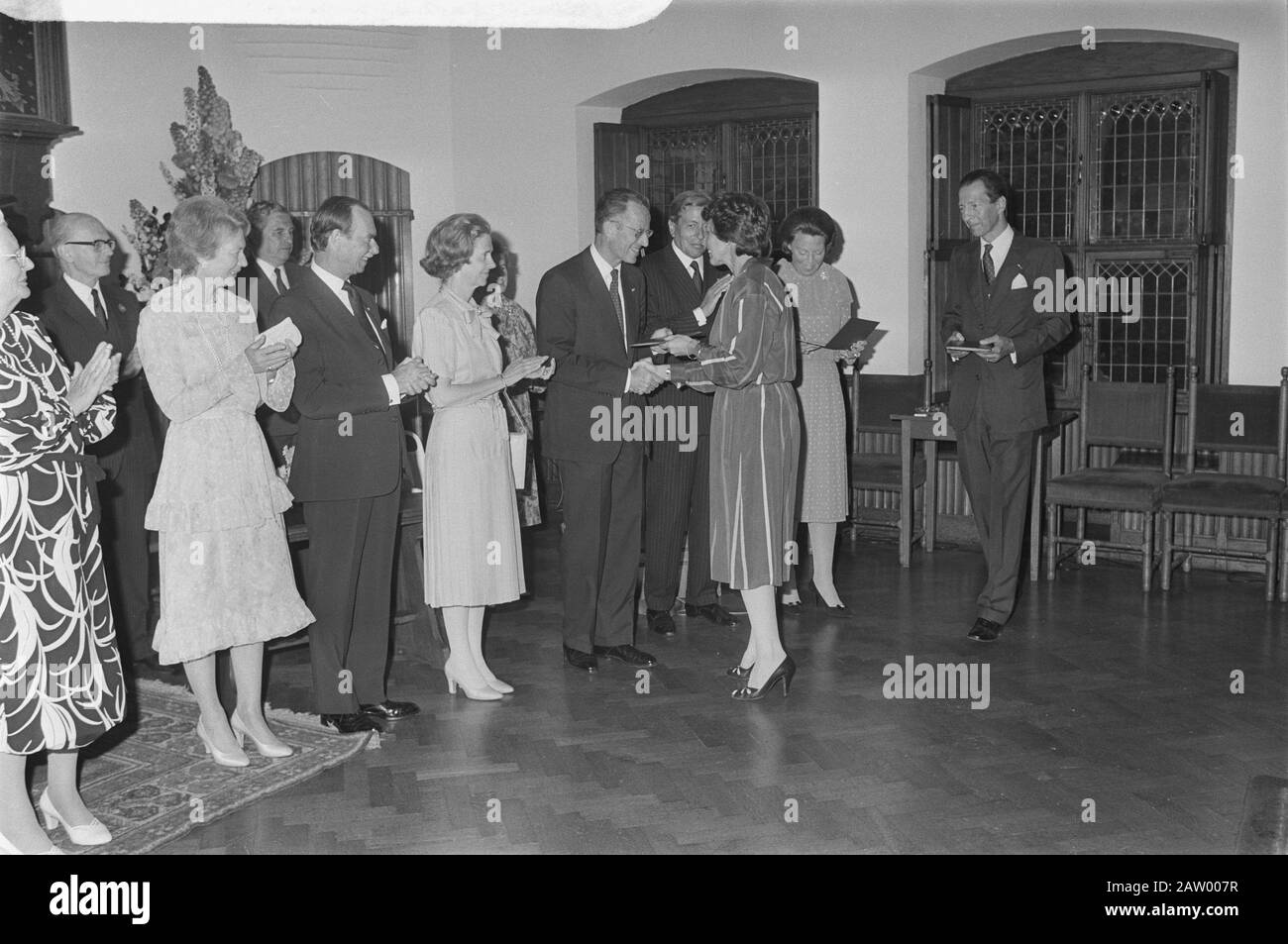 Minister Ruding bietet William von Orange Gedenkmünze an HM Claus Baudouin, Fabiola, Jan, Joseph Charlotte bis heute: 10. Juli 1984 Schlagwörter: Gedenkfeiern Personenname: Baldwin, König von Belgien, Claus, Fürst, Fabiola, Königin von Belgien, Jan Stockfoto