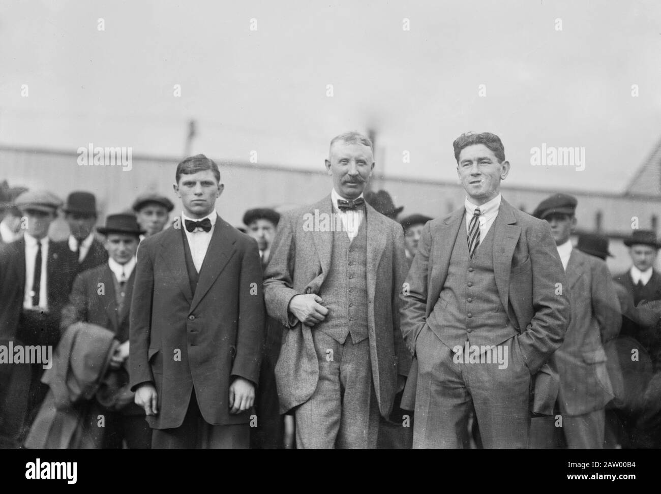 Foto zeigt die britischen Boxer Sapper O'Neill und Young Fox mit ihrem Manager George McDonald in New York City. Stockfoto