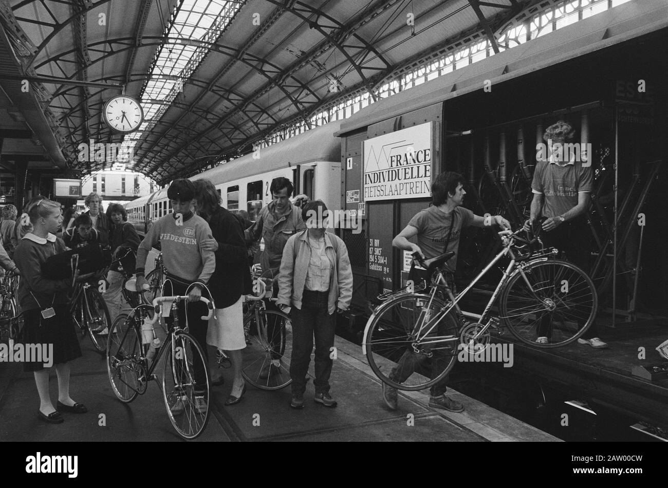 Minister Smit Kroes gibt Abfahrtsignal für den ersten Radschläferzug nach Frankreich; Beladen der Fahrräder in den Sonderwagen mit Fahrradständern / Datum: 1. Juli 1985 Ort: Frankreich Schlagwörter: Fahrräder, Minister, Züge, Personen-Name des Wagens: Smit-Kroes, Neelie Stockfoto