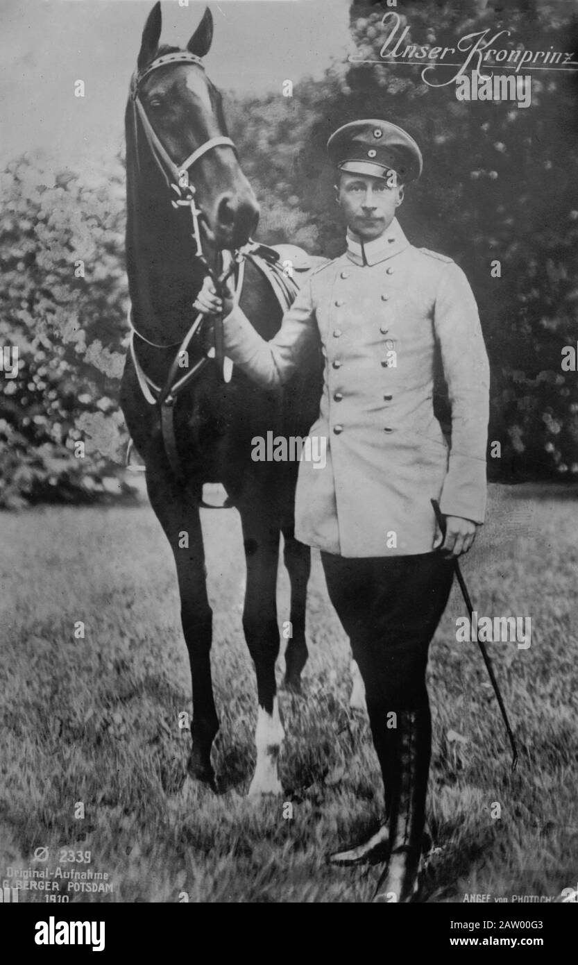 Foto zeigt Friedrich Wilhelm Victor August Ernst (1882-1951), den letzten Bundesfürsten mit einem Pferd. Stockfoto