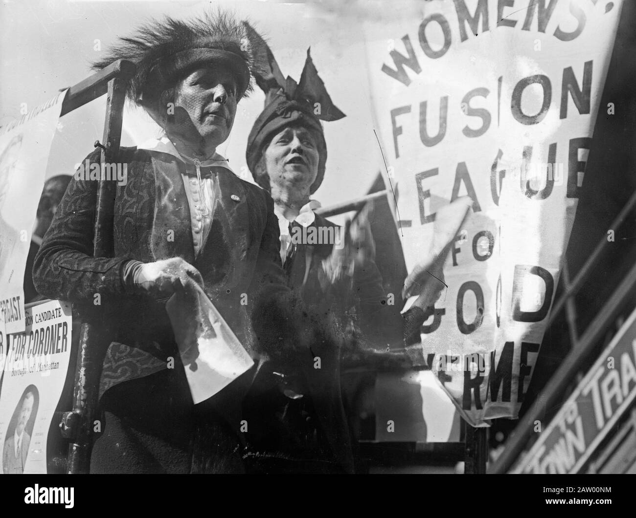 Suffragisten Charles Dana Gibson (Irene Langhorne) (d. 1956) und Frau J. Borden Harriman (Florence Jaffray 'Daisy' Harriman) (1870-1967), Vorsitzende der Fusion-Liga Der Frauen, die wahrscheinlich im Oktober 1913 gemeinsam für New Yorker Bürgermeister Mitchell werben Stockfoto