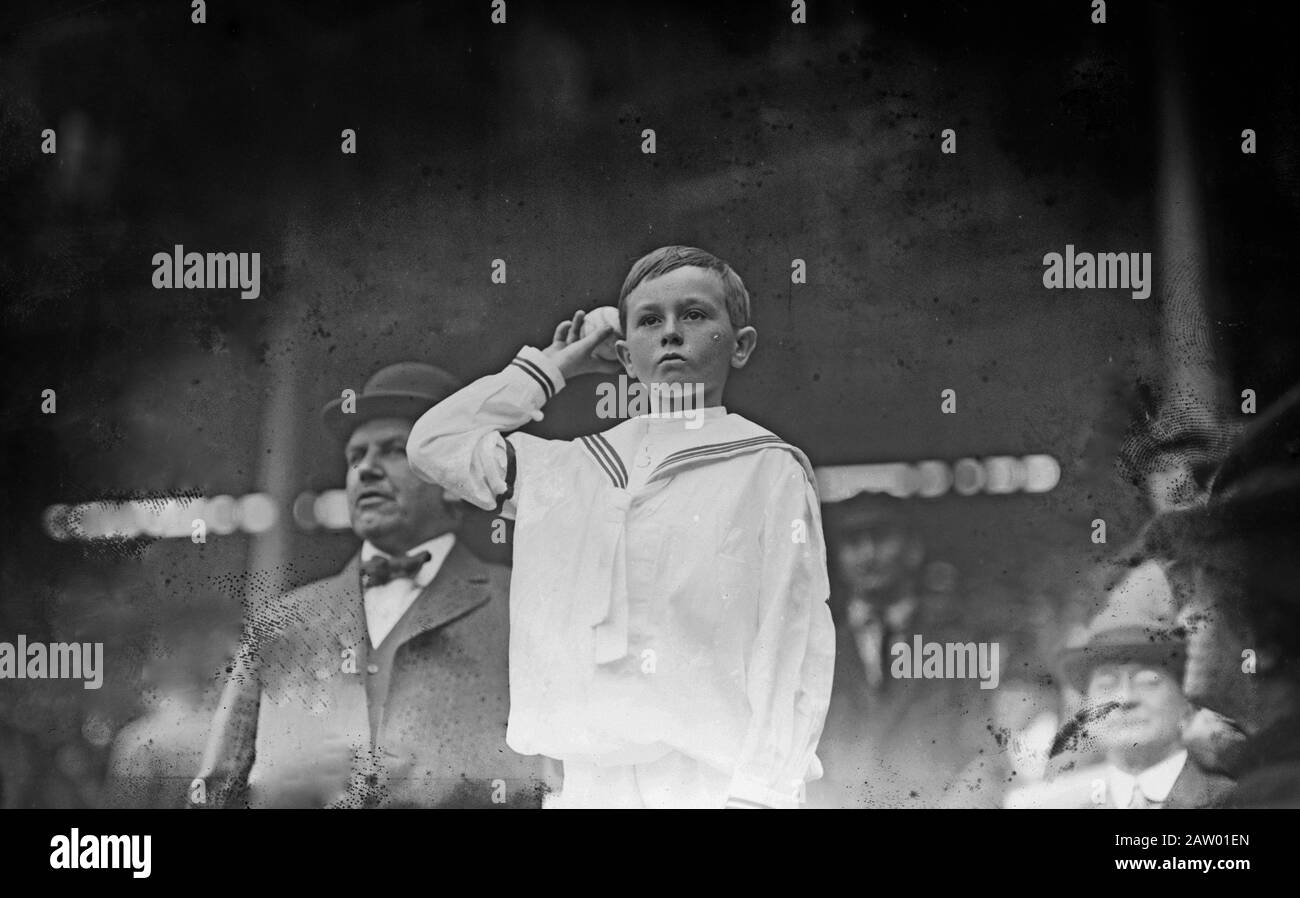 John Brush Hempstead, Sohn des Präsidenten der New York Giants Harry Hempstead und Enkel des verstorbenen John T. Brush (ehemaliger präsident der New York Giants), wirft den ersten Pitch of Game One der World Series 1913 auf dem Polo Grounds, New York [1913 7. Oktober] Stockfoto