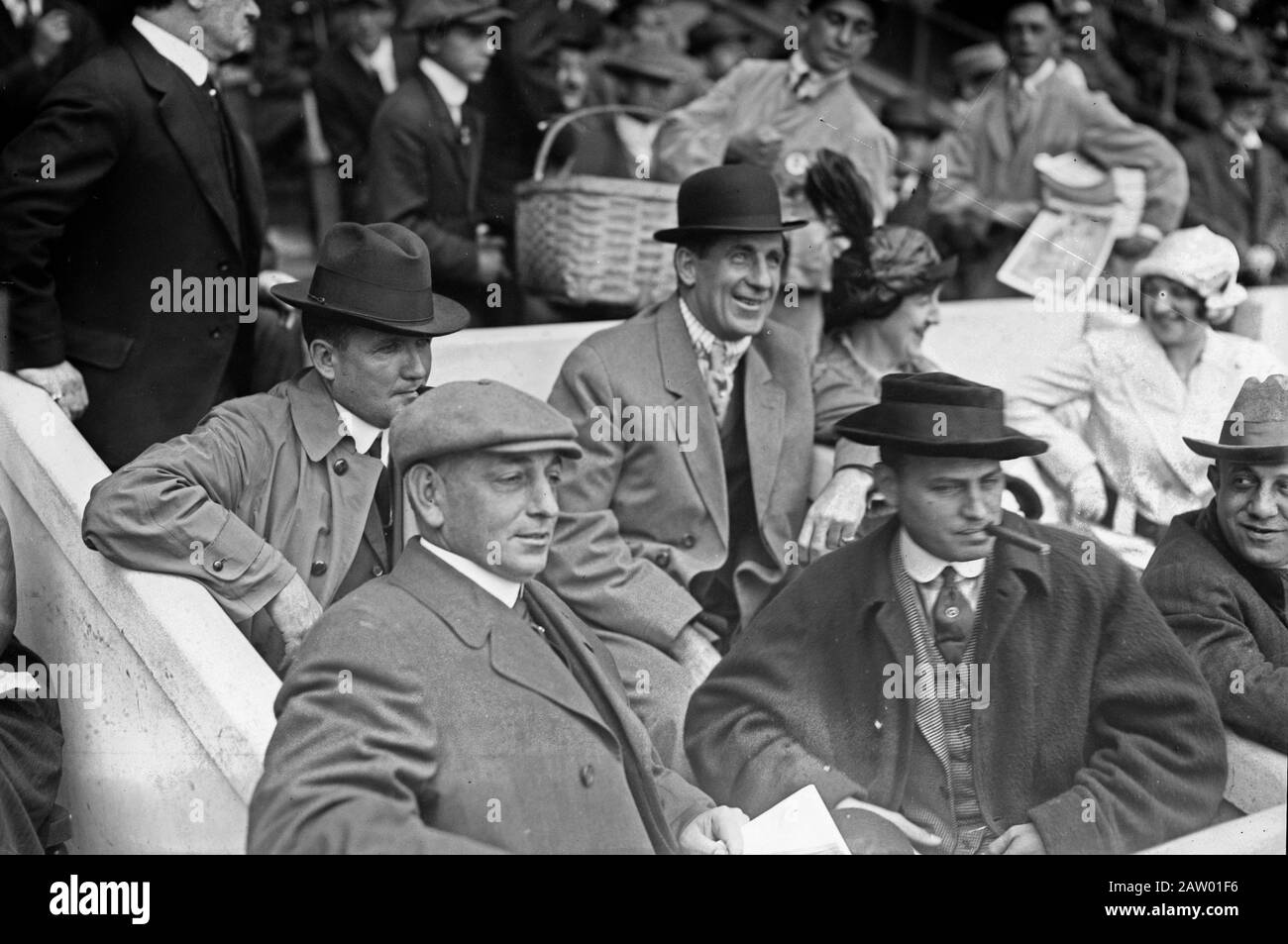 [Boxer Jim Corbett (Mitte) und Blossom Seeley (Frau von Rube Marquard) zu Corbett's Left bei Game One der World Series 1913 auf dem Polo Grounds New York (Baseball)] 1913 7. Oktober. Stockfoto