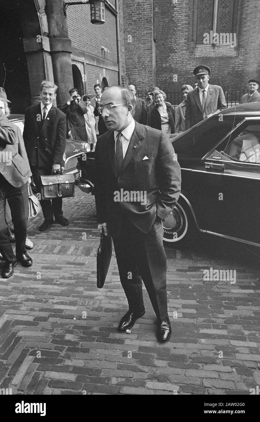 Regierungskrise 1966 Premierminister Jo Cals (CSF) kommt für den Ministerrat auf der letzten Sitzung das Gerichtssaal Datum: 14. Oktober 1966 Standort: Den Haag, South Holland Schlüsselwörter: Präsidenten, Politik, Regierungskrisen Personenname: CALs, Jo Stockfoto