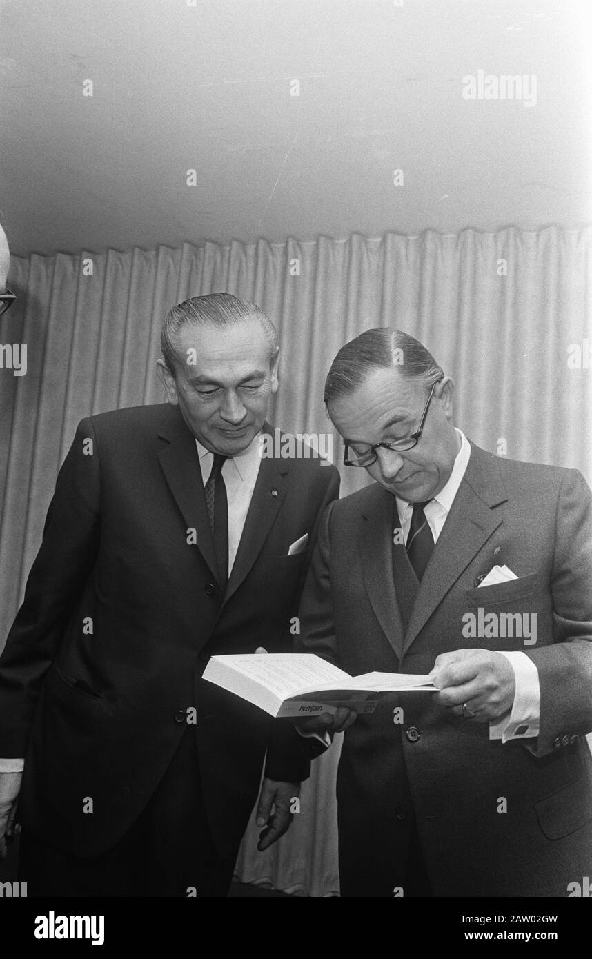 Premierminister De Jong erhält Henk Kersting (Vorsitzender des Verbands der ausländischen Presse) Buch "Resurrect Trial and Error" (AUSLANDSKORRESPONDENT der Niederlande nach dem Krieg) HM Bleich, Verlag De Bussy. Datum: 19.November 1969 Stichwörter: Bücher, Journalisten, Minister Personenname: Kersting Henk Stockfoto