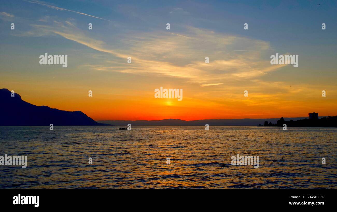 Die Sonne geht auf den Genfersee, Montreux, Kanton Waadt, Schweiz. Stockfoto