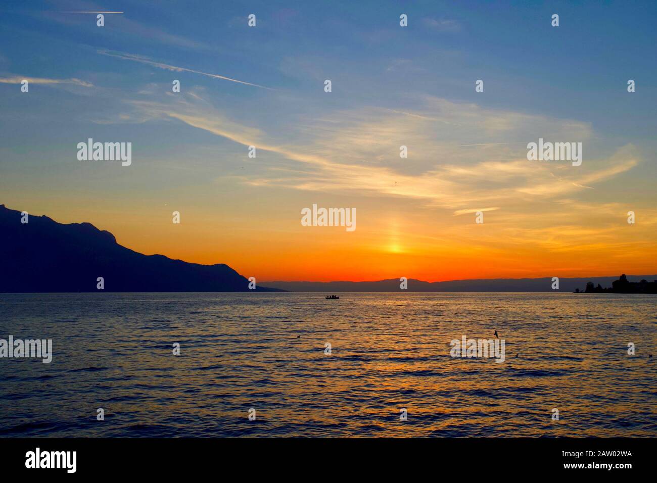 Die Sonne geht auf den Genfersee, Montreux, Kanton Waadt, Schweiz. Stockfoto