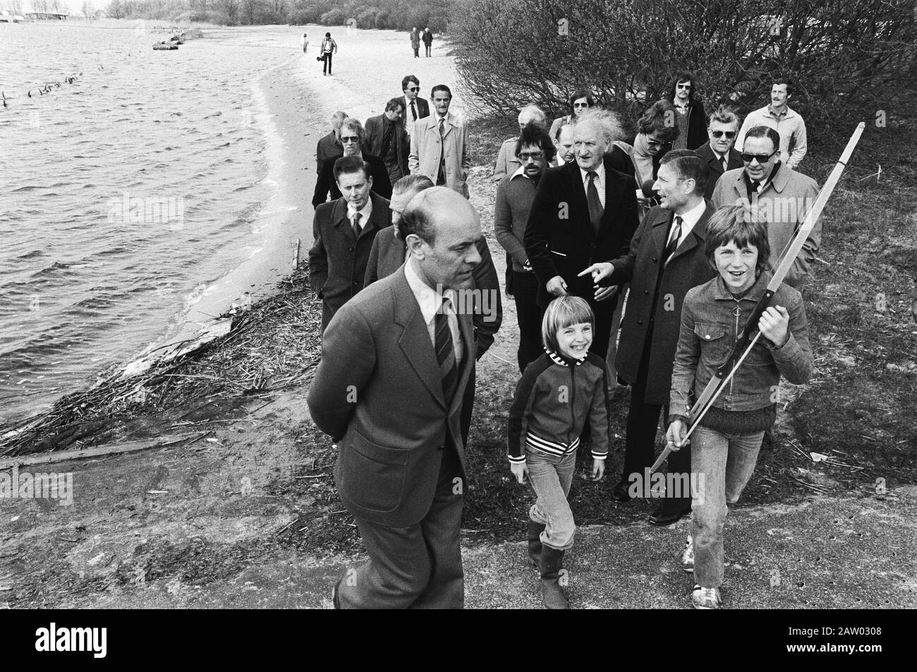 Premier van Agt besucht die drei nördlichen Provinzen; Minister van Agt auf einem Zeltplatz in Terhorne (Friesland) Präsidenten, Campingdatum: 18. April 1979 Ort: Friesland, Terhorne Schlüsselwörter: Camping, Präsidenten Personenname: AGT, Dries van Stockfoto