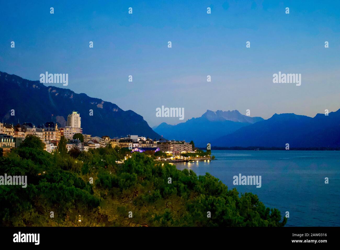 Die Sonne geht auf den Genfersee, Montreux, Kanton Waadt, Schweiz. Stockfoto