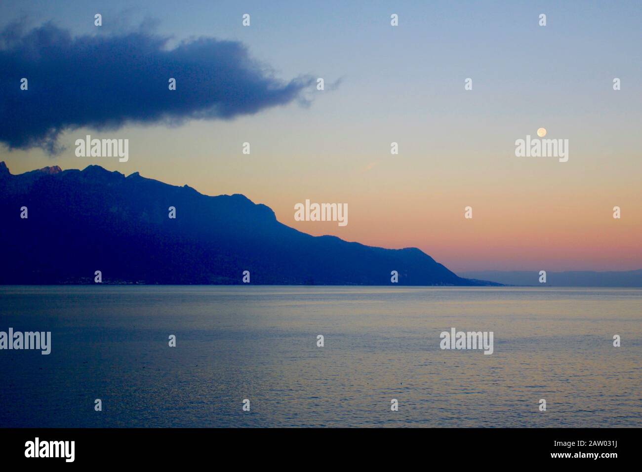 Die Sonne geht auf den Genfersee, Montreux, Kanton Waadt, Schweiz. Stockfoto