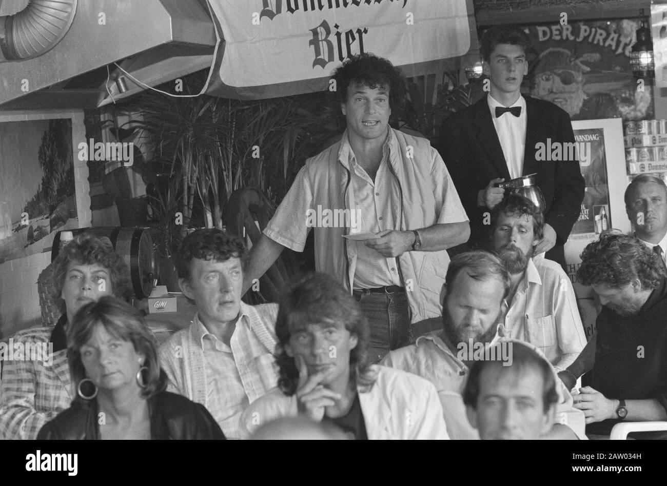 Versäumte saisonale Strandbesitzer; in einer Sitzung in Zandvoort zusammen Datum: 21. September 1987 Ort: Nordholland, Zandvoort Schlüsselwörter: Meetings Stockfoto