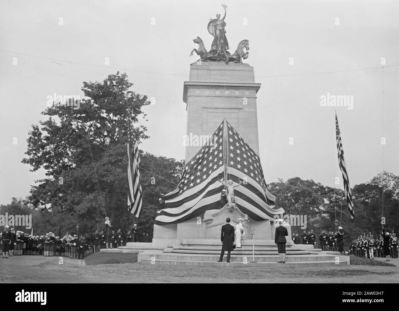 Foto zeigt das Denkmal für das Schlachtschiff Maine, das während des Spanisch-Amerikanischen Krieges von 1898 im Hafen von Havanna, Kuba, explodierte. 1913 wurde das Denkmal am Eingang des Columbus Circle und der 59th Street zum Central Park in New York City platziert. Stockfoto