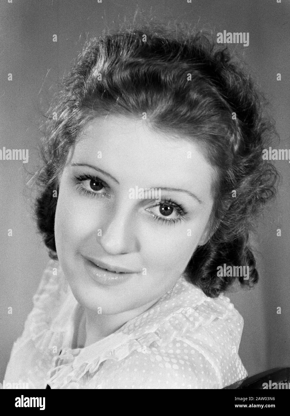 Modefotografie Miss France Hatless - Teil der Serie, in der sie Winterhüte zeigt, wie die Frau, im Juli 1936, in der Anmerkung: Keine von vd Poll angegebene Zahl - zwischen 6527 und 6528 - ein Hinweis ohne Hass Datum: 1. Juli 1936 Standort: Frankreich, Paris Stichwörter: Modelle, Modelle, Porträts Institutionenname: Miss France Stockfoto