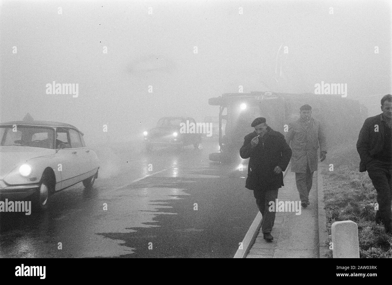 Nebelstraße Amsterdam - Den Haag Datum: 5. Dezember 1962 Schlagwörter: Name der Nebelperson: Autobahn Stockfoto