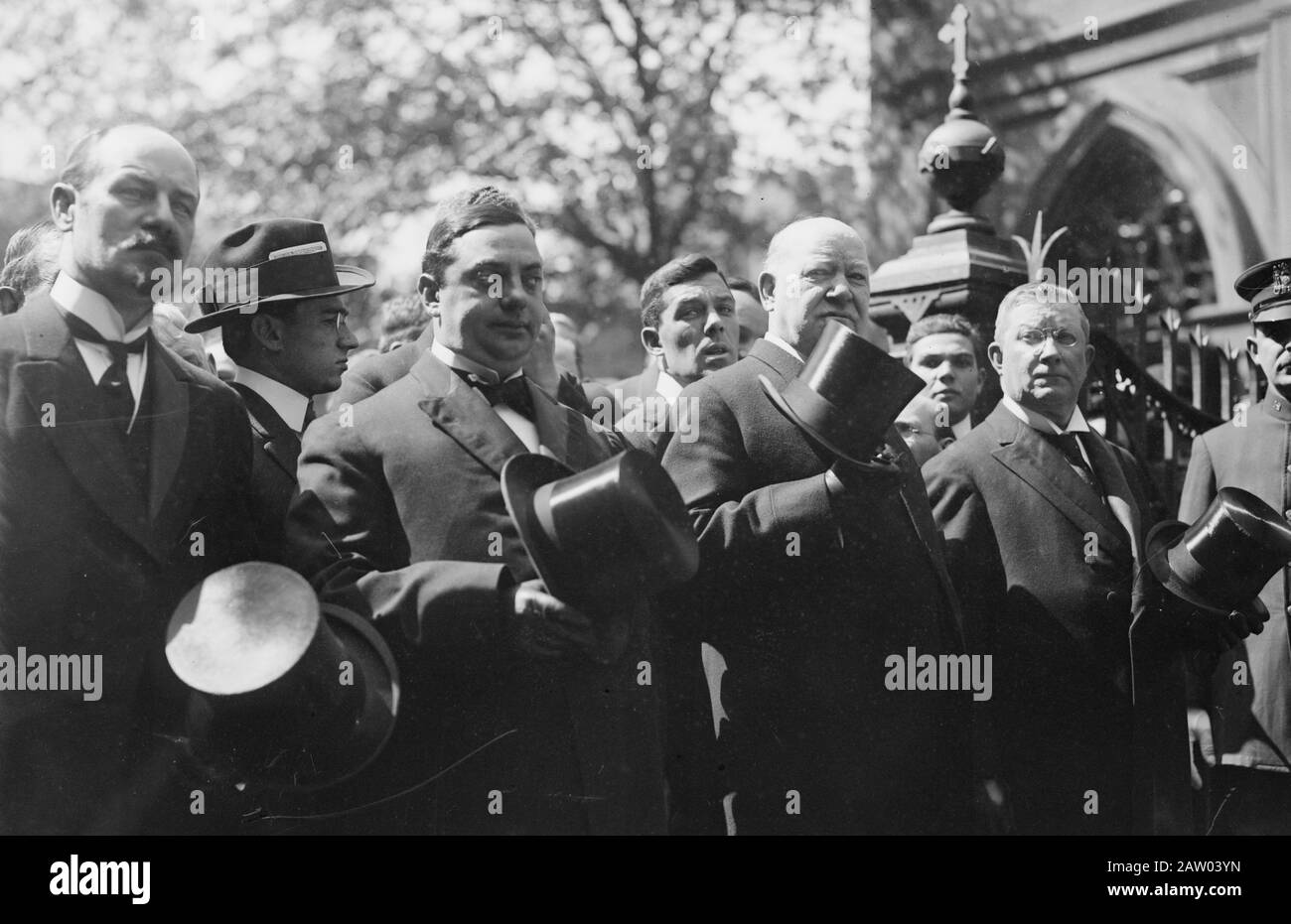 Tammany-Chef Charles Francis Murphy, Richter Otto Rosalsky, The McManus und Tom Foley, die bei der Beerdigung des New Yorker Tammany Hall-Politikers Timothy (Big Tim) Daniel Sullivan (1865-1913), die in der St. Patrick's Old Cathedral, The Bowery, New York City, 15. September 1913 stattfand, als Pall-Träger tätig waren. Stockfoto