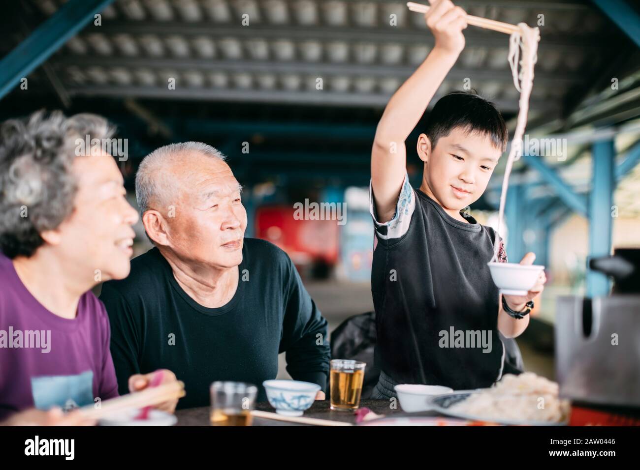 Granparent Dinner mit seinem Enkel im Restaurant Stockfoto