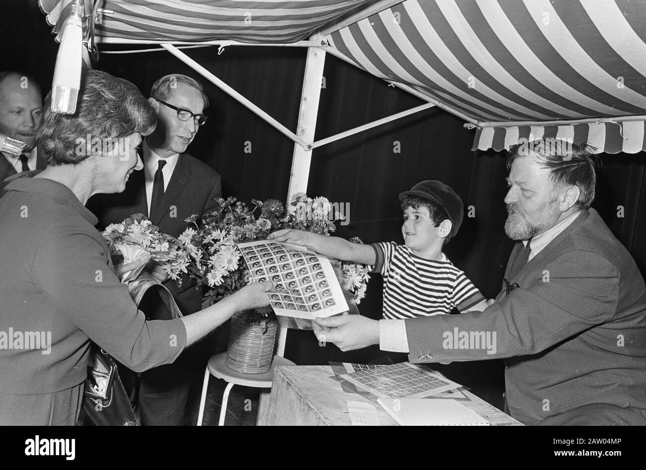 Kinderpostzegels im Vertrieb. Frau Samkalden kaufen Stempel Dikkertje Dap rechts Wim Bijmoer Anmerkung Kindermarken mit Zahlen von Annie M. G. Schmidt Datum: 7. November 1967 Ort: Amsterdam Stichwörter: Stempel Personenname: Bijmoer, Wim Stockfoto