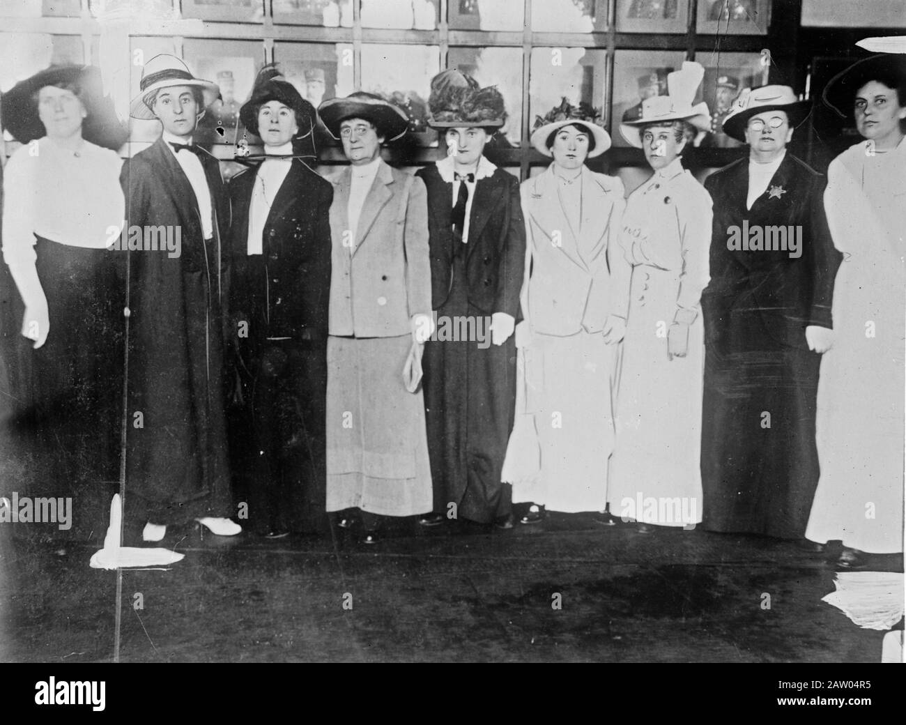 Das Foto zeigt zehn neu ernannte Polizeiwachen in Chicago, Illinois. Sie sind (von links nach rechts) Mrs. Anna Loucks, Miss Clara Olsen, Miss Fannie Willsey, Miss Margaret Wilson, Mrs. L. C. Parks, Mrs. Margaret Butler, Mrs. Alice Clement, Mrs. Emma F. Neukon, Mrs. T. D. Meder (Supervisor) und Gertrud Howe Britton (Supervisor.). Stockfoto