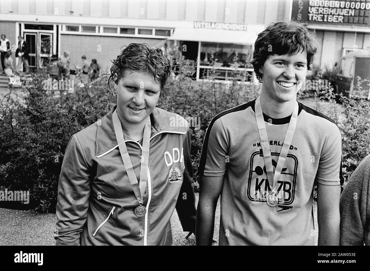 schwimmdamenmannschaft Europacup-Schwimmdamen A und B 1979 in Utrechter Monique Bosga (r) und  Birgit Treiber nach der Zeremonie 100 Meter Backstroke Datum: 11. August  1979 Ort: Utrechter (prov) Utrechter (Stadt) Schlüsselwörter: Tribute,  Sport, Schwimmperson
