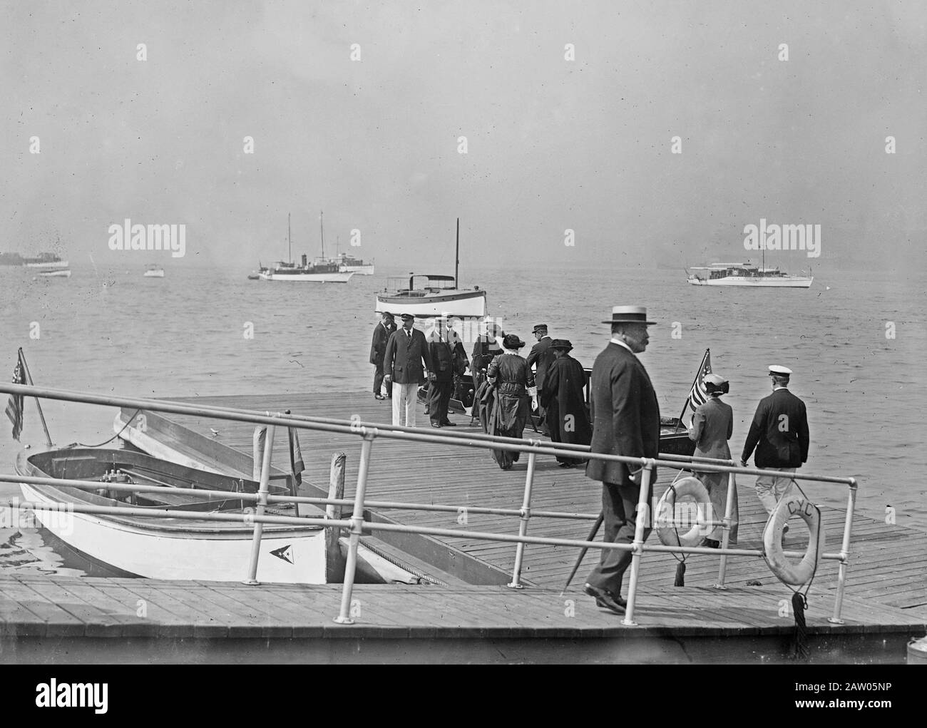 Foto zeigt Richter Dickinson, J.P. Morgan, Jr., Richard Burdon Sanderson Haldane, 1st Viscount Haldane (1856-1928) und andere Bordyacht. Stockfoto