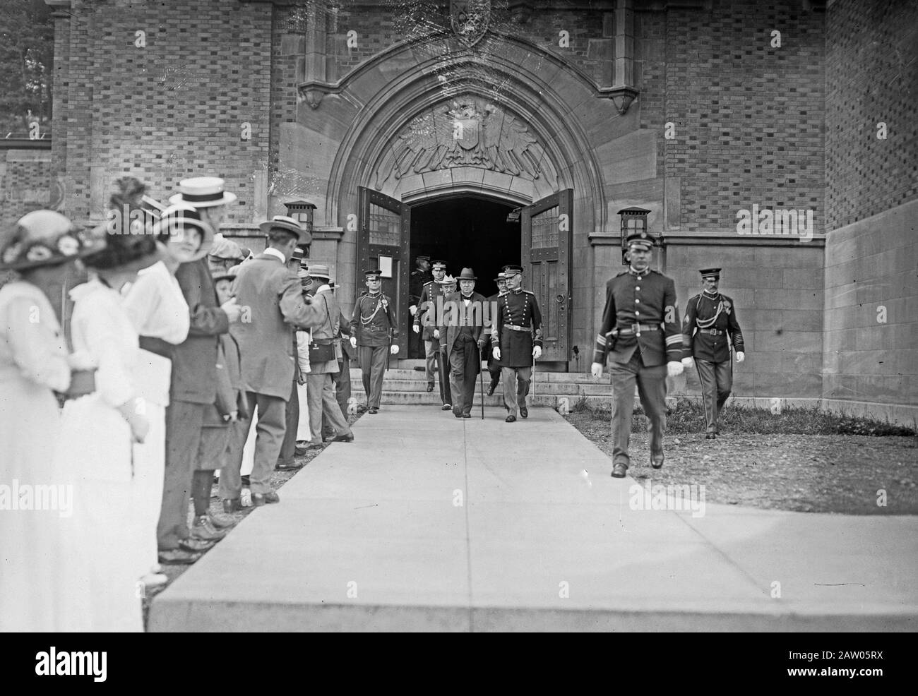 Foto zeigt Richard Burdon Sanderson Haldane, 1st Viscount Haldane (1856-1928) mit General Clarence Page Townsley, Commander of the U.S. Military Academy at West Point, New York State, 30. August 1913. Stockfoto