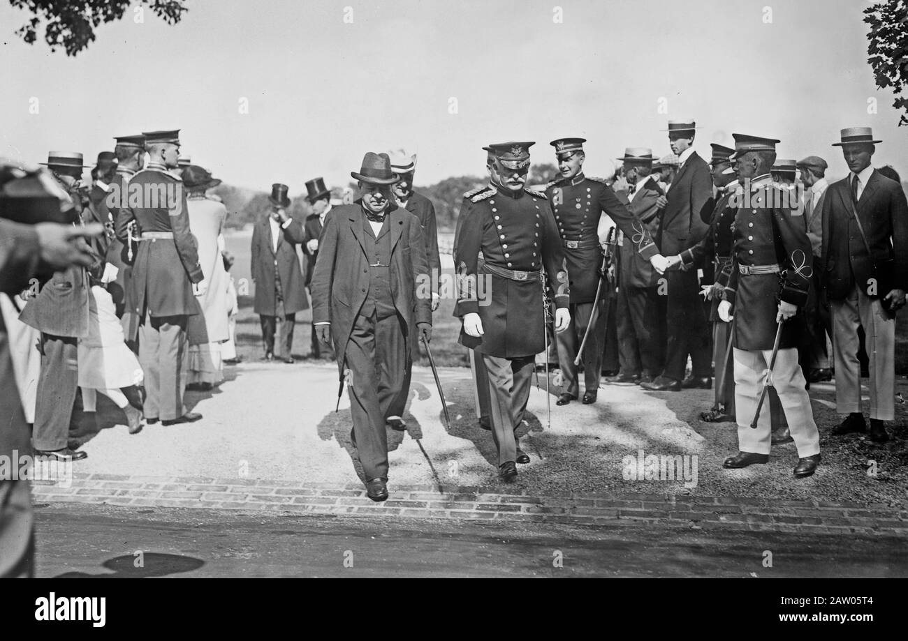 Foto zeigt Richard Burdon Sanderson Haldane, 1st Viscount Haldane (1856-1928); mit General Clarence Page Townsley, Commander of the U.S. Military Academy in West Point, New York State, 30. August 1913. Stockfoto