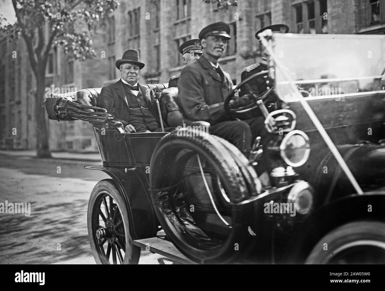 Foto zeigt Richard Burdon Sanderson Haldane, 1. Viscount Haldane (1856-1928) auf dem Rücksitz des Autos mit General Clarence Page Townsley, Kommandeur von West Point, während Haldanes Besuch der US-Militärakakademie, West Point, New York State, 30. August 1913. ( Stockfoto