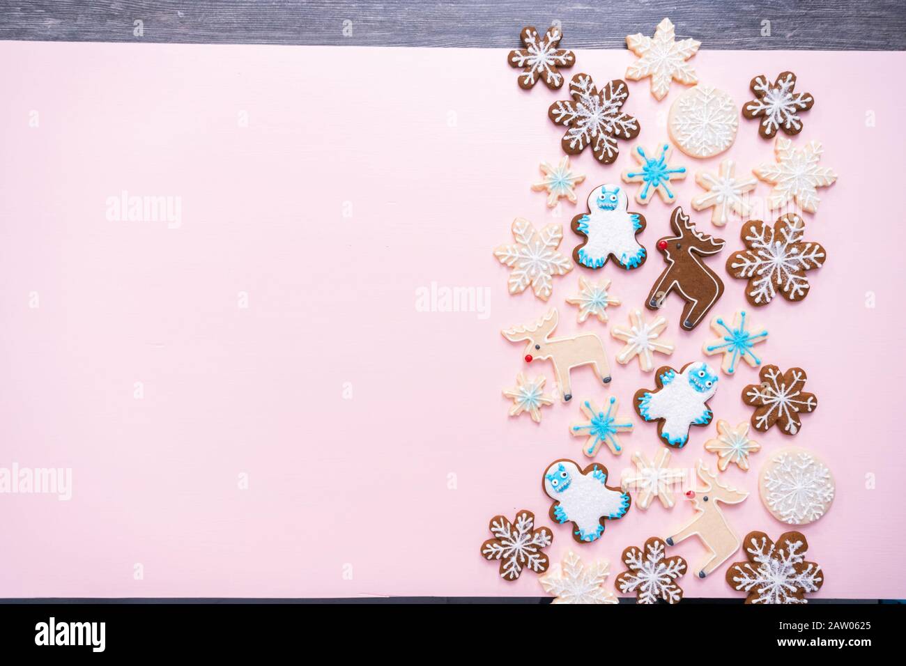 Weihnachtsplätzchen dekoriert mit Royal Vereisung. Stockfoto