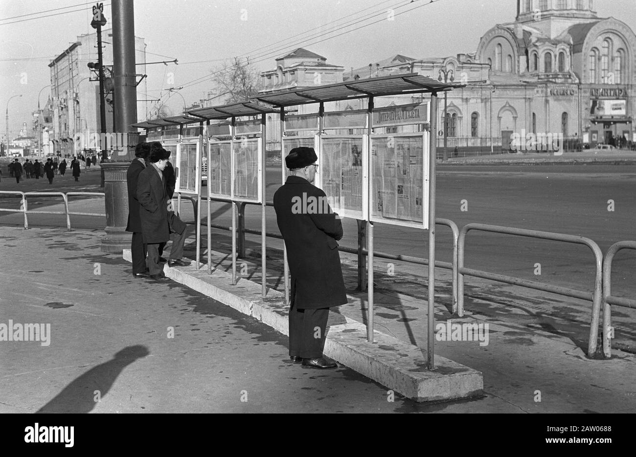 Moskau, Nr. 19 Zeitungen auf der Straße lesen, Schild Nummer 20 mit Bildern Astronauten, Nummer 21 und 22 weibliche Straßenfeger / Neatiefstrook Datum: 27. Februar 1967 Ort: Moskau Schlüsselwörter: Astronauten, FOTOS, ZEITUNGEN Stockfoto