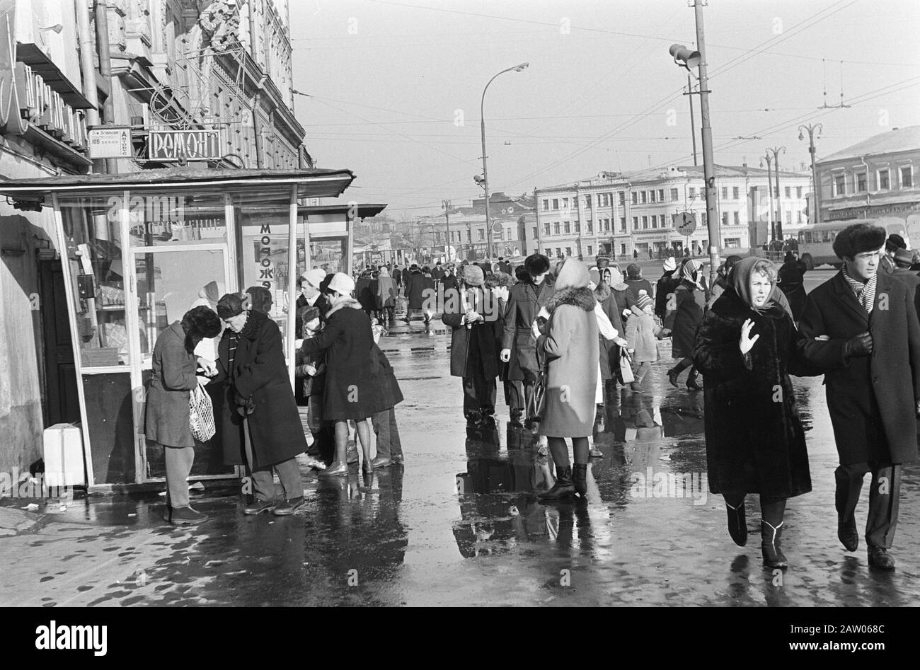 Moskau, Nummer 24 und 25 Straßen, Nummer 26 und 27 U-Bahn-Station Datum: 27. Februar 1967 Ort: Moskau Stichwörter: U-Bahnen Stockfoto
