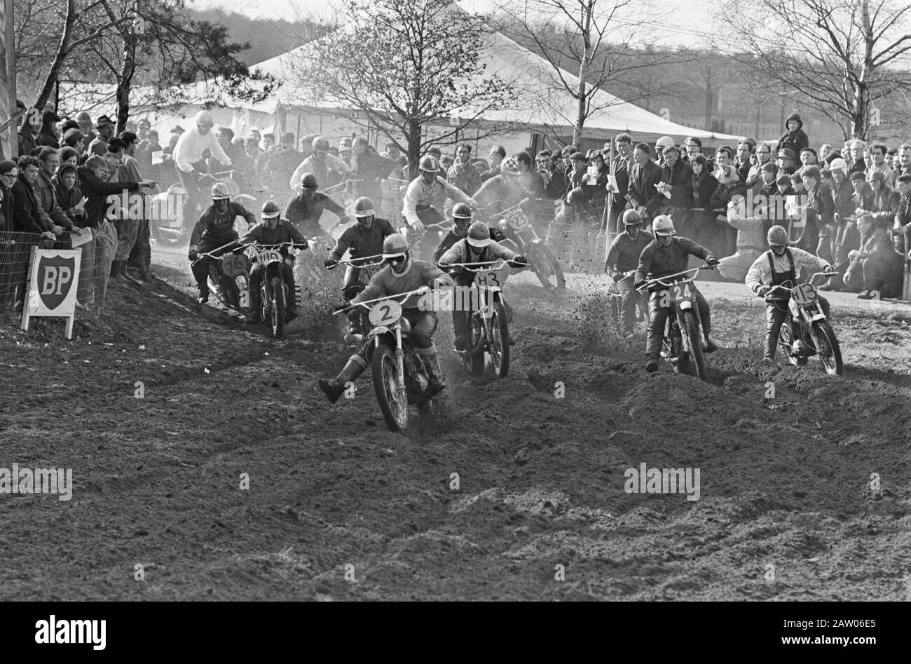 Motocross in Gemert, die Fahrer bis 250cc Start Datum: 27. Februar 1966 Ort: Gemert Keywords: Motocross Stockfoto