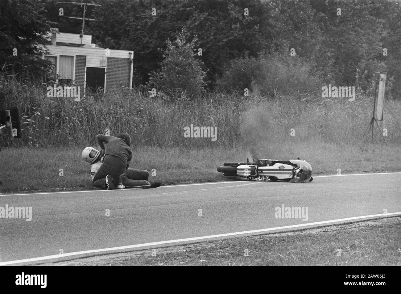 Motorcycling Circuit Locks; Während 500cc flog Peter Smetsers zum Absturz und flog seinen Motor in Brand Datum: 7. August 1977 Standort: Amsterdam, Noord-Holland Schlüsselwörter: Motorsport, Sport Name der Person: Smetsers, Peter Stockfoto