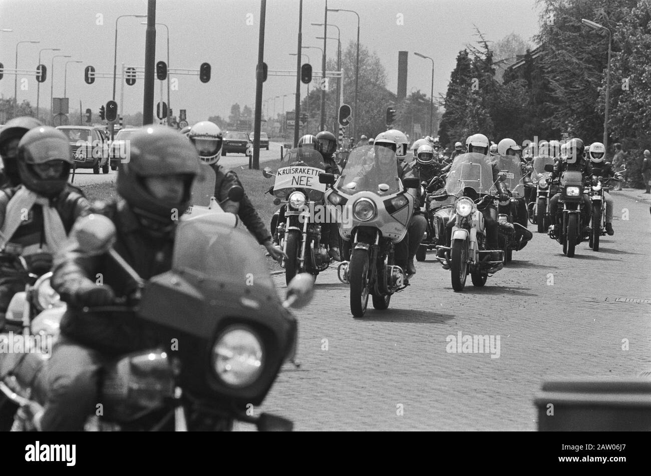 Motorkreuzzug gegen Marschflugkörper; 2000 Motorradfahrer führten demonstrative Tour Woensdrecht Datum: 27. Mai 1984 Ort: Noord-brabant Woensdrecht Schlagwörter: Demonstrationen, Marschflugkörper, Biker Stockfoto