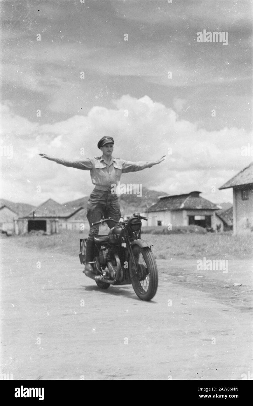 Schulausbildung Fahrer und Motorradfahrer (sOBM) Bandung Motorradübungen Datum: April 1947 Ort: Bandung, Indonesien, Niederländisch-Ostindien Stockfoto