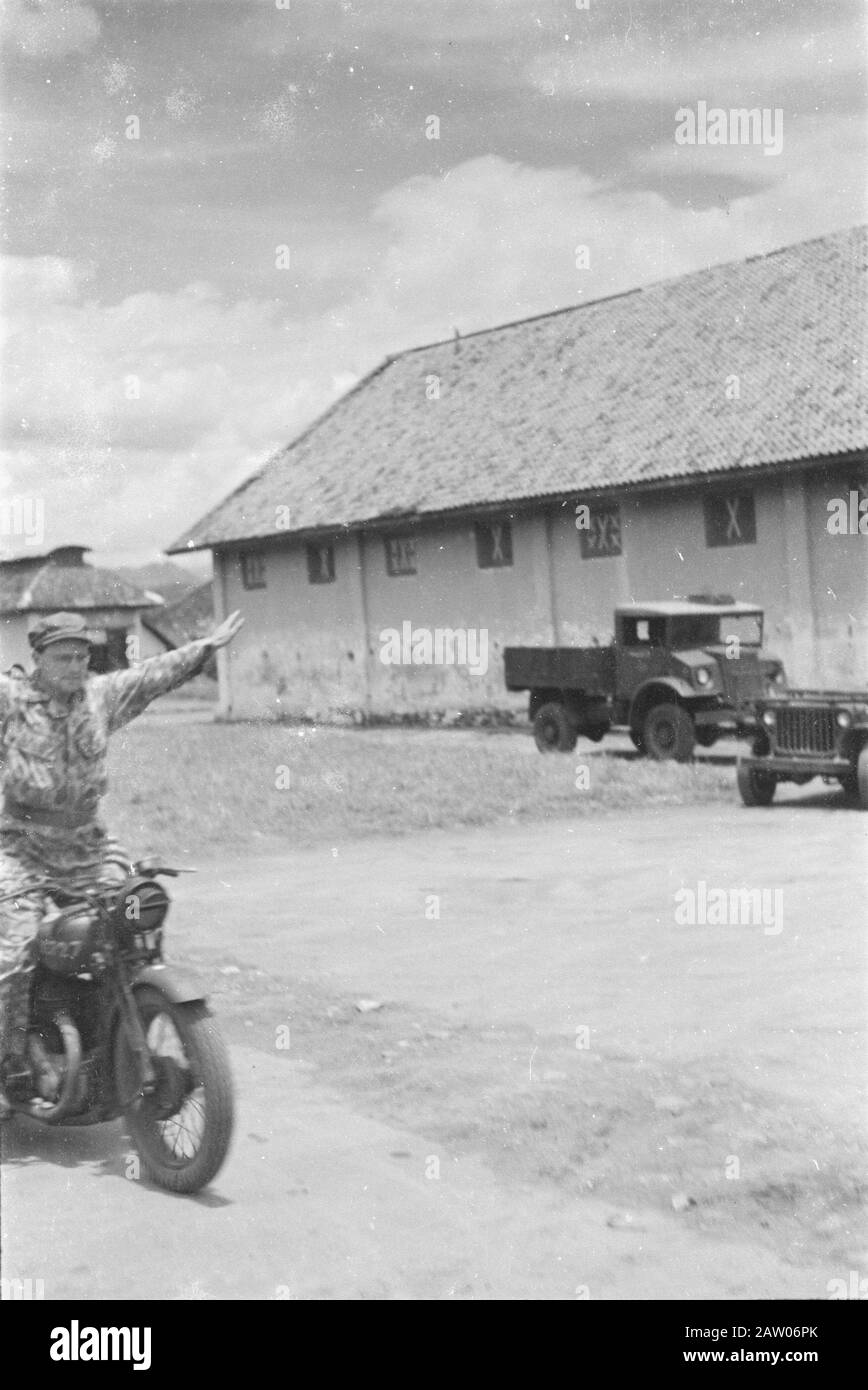 Schulausbildung Fahrer und Motorradfahrer (sOBM) Bandung Motorradübungen Datum: April 1947 Ort: Bandung, Indonesien, Niederländisch-Ostindien Stockfoto