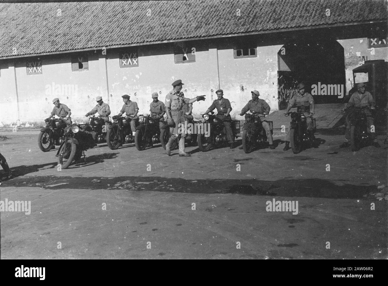 Schulausbildung Fahrer und Motorradfahrer (sOBM) Bandung Motorradfahrer erhalten Unterricht von einem Sergeant Date: April 1947 Ort: Bandung, Indonesien, Niederländische Ostindien: Unbekannt/DLC Urheberrechtsinhaber: National Archives Materialtyp: Negativ (schwarz/weiß) Archivinventarnummer: Siehe Zugang 2.24.04.03 Stockfoto