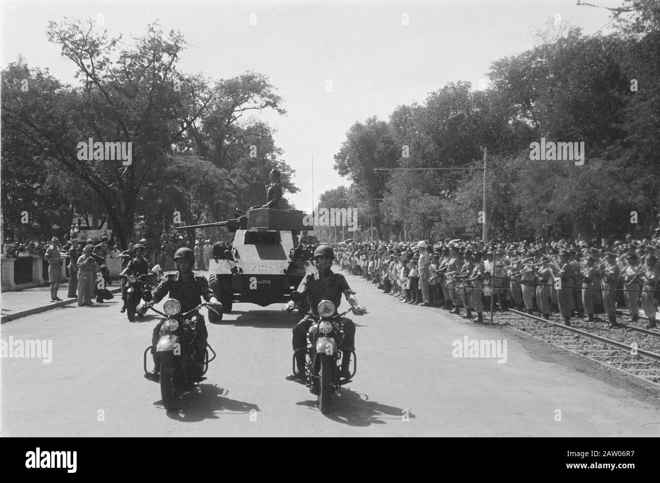 Geburtstag von Prinzessin Juliana Motorradfahrern und gepanzerten Fahrzeugen der 6th Squadron Armored Cars Datum: 30. April 1947 Ort: Batavia, Indonesien, Jakarta, Dutch East Indies Stockfoto