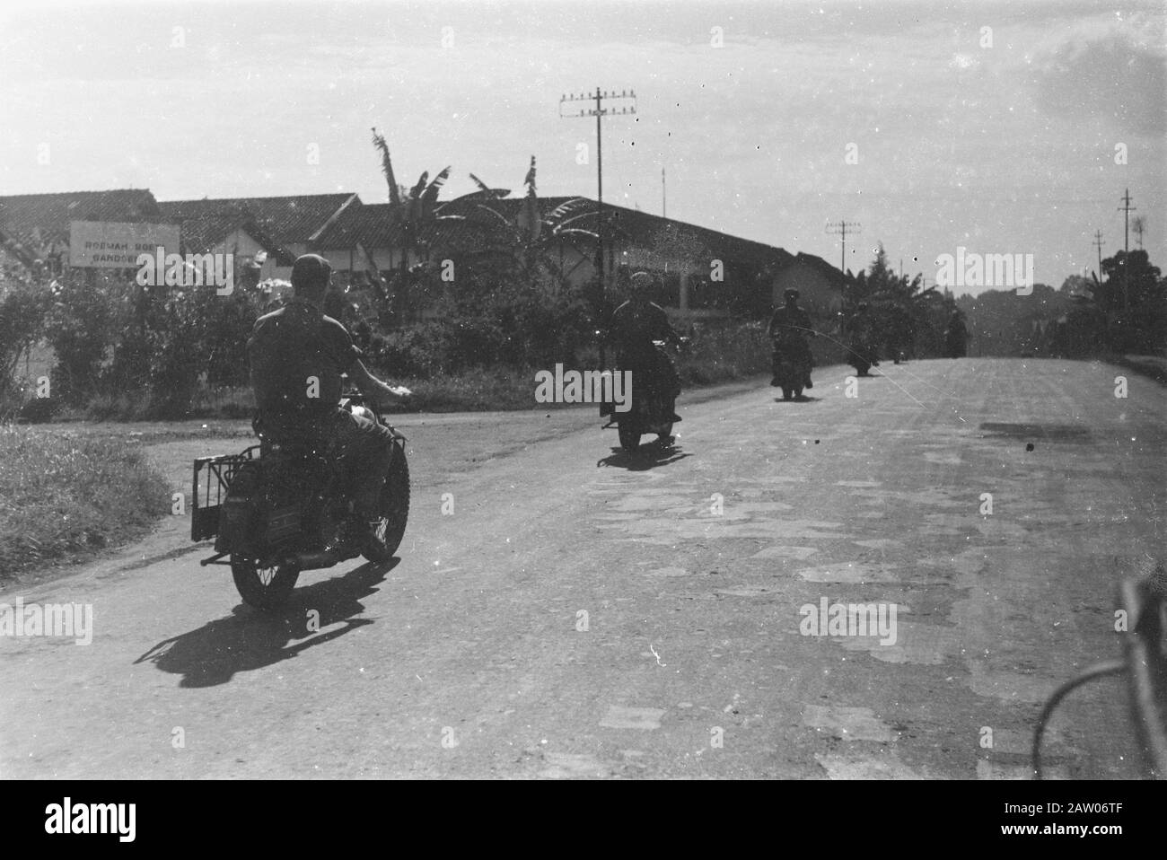 Schulausbildung Fahrer und Motorradfahrer (sOBM) Bandung Motorradfahrer Datum: April 1947 Ort: Bandung, Indonesien, Niederländisch-Ostindien Stockfoto