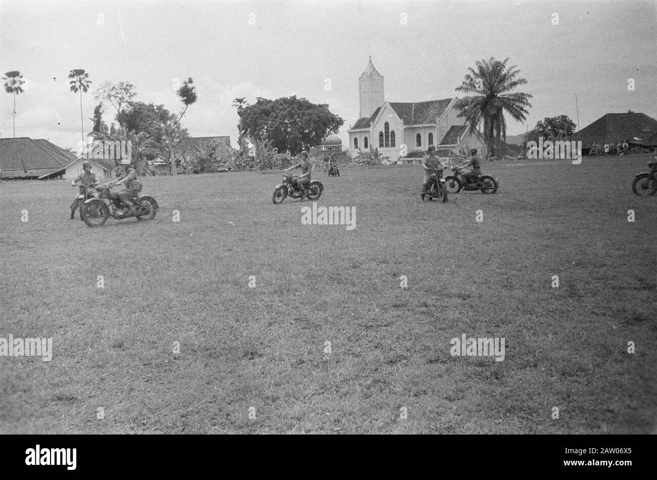 Sukabumi / Buitenzorg / St. Nicholas Celebration 7. Dezember Division Mottorrijders geben eine Demonstration am Alun-Alun Datum: 5. Dezember 1946 Ort: Bogor, Indonesien, Niederländisch-Ostindien, Sukabumi Stockfoto