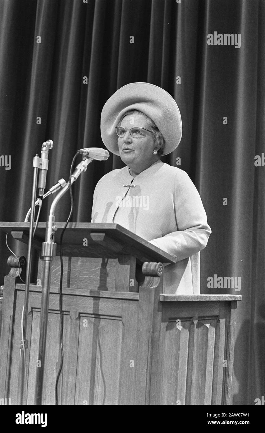 Königin Juliana eröffnet die Ritterkonferenz der Parlamentarischen Union Königin Juliana des Wortes Datum: 1. Oktober 1970 Ort: Den Haag, Südholland Schlüsselwörter: Konferenzen, Hüte, Königinnen, Eröffnungen Personenname: Juliana, Königin Institution Name: Ritter Stockfoto