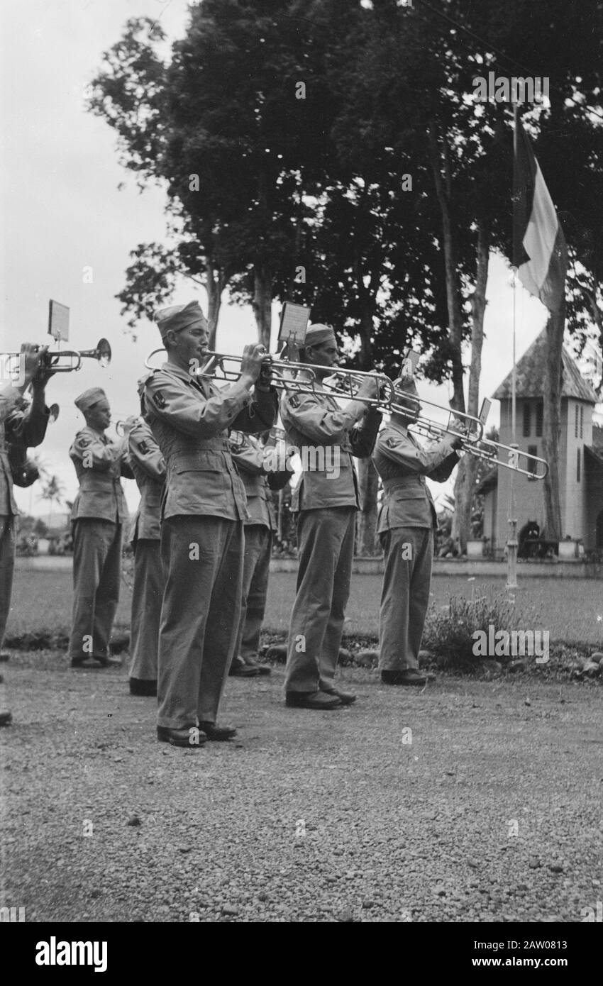 Band der 7 December Division zu Salatiga und Aufnahmen Tippy Band 7 December Division spielt für das Gebäude der Battle Staff Tiger Brigade. Datum: 14.Dezember 1947 Ort: Indonesien Niederländische Ostindien Stockfoto