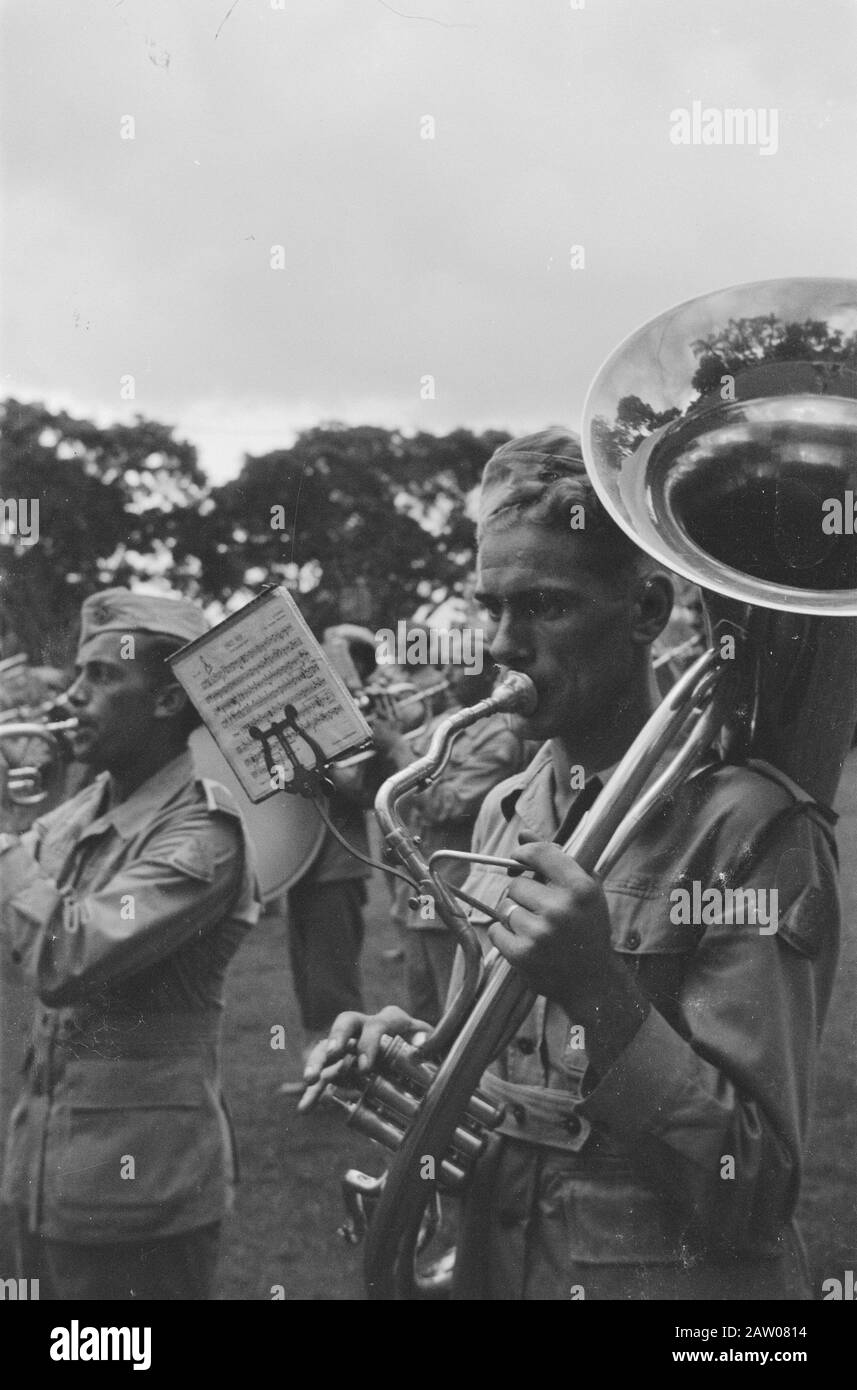 Band der 7 December Division zu Salatiga und Aufnahmen Tippy Band 7 December Division spielt für das Gebäude der Battle Staff Tiger Brigade. Datum: 14.Dezember 1947 Ort: Indonesien Niederländische Ostindien Stockfoto