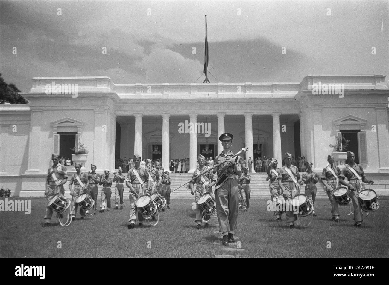Festlichkeiten bei der Verlegung und dem Abzug britischer Truppen von Indonesia Band Pipers 7. Dezember Division für den Palast des Oberstleutnants H.J. Mook Datum: 22. November 1946 Ort: Batavia, Indonesien, Jakarta, Niederländisch-Ostindien Stockfoto