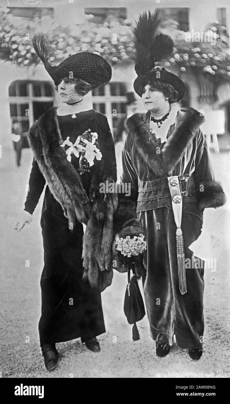 Frauen, die die neuesten Kleider und Mäntel tragen - Paris Fashion - 1914 Stockfoto