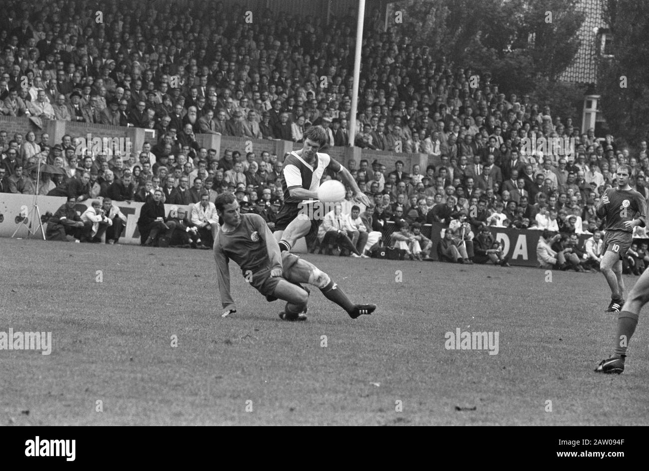 NAC gegen Feyenoord 0-4 Wery löst Schuss; l. A. Graumans (NAC) Datum: 24. August 1969 Schlüsselwörter: Sport, Fußball Personenname: A. Graumans Institution Name: Feyenoord Stockfoto