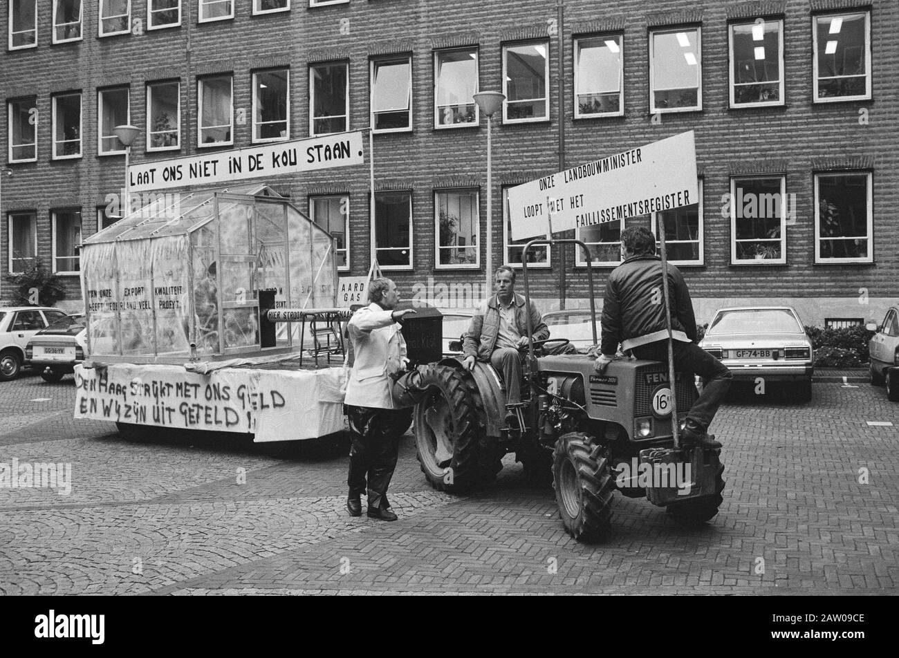 Die Gewächshausbauer demonstrieren in Parlamentsgebäuden gegen die Erhöhung der Gaspreise und Zinsen rekonstruiertes Gewächshaus hinter einem Traktor Datum: 30. September 1982 Standort: Den Haag, South Holland Schlüsselwörter: Demonstrationen, Gewächshäuser, Polizisten, Banner, Traktoren, Gärtner Stockfoto